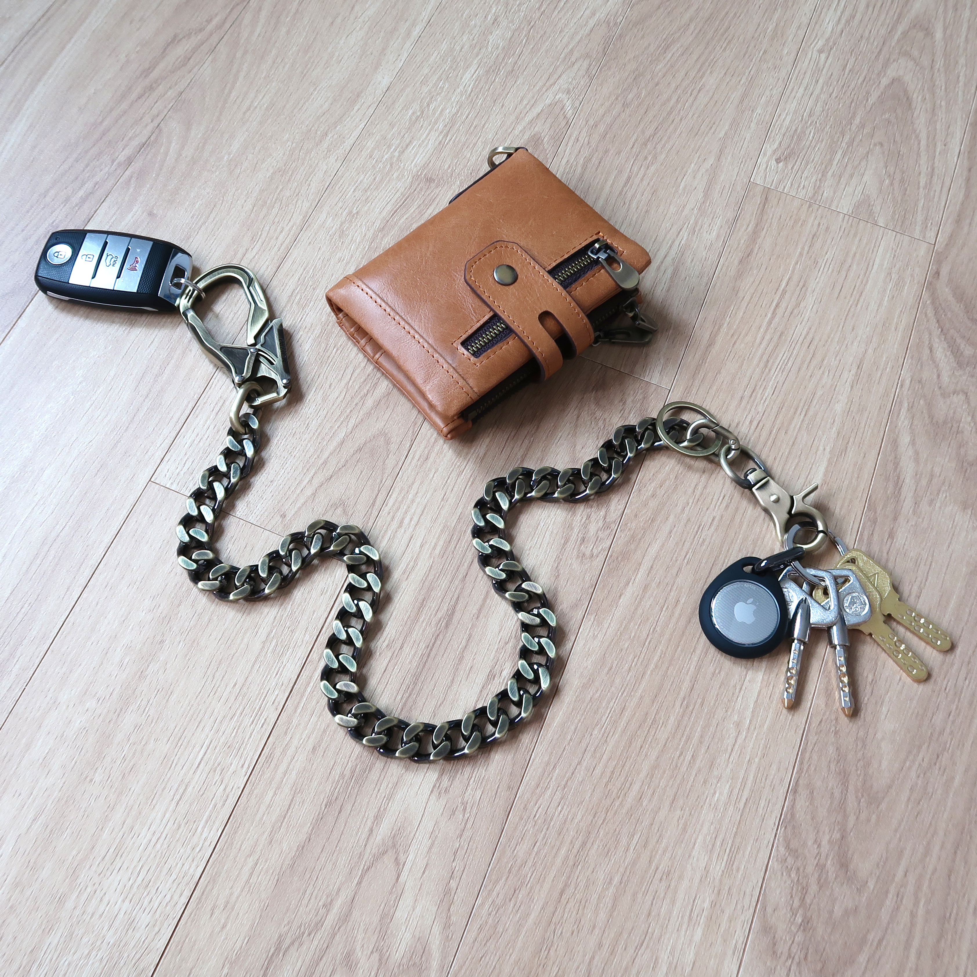 Cartera, llaves y rastreador conectados a la cadena