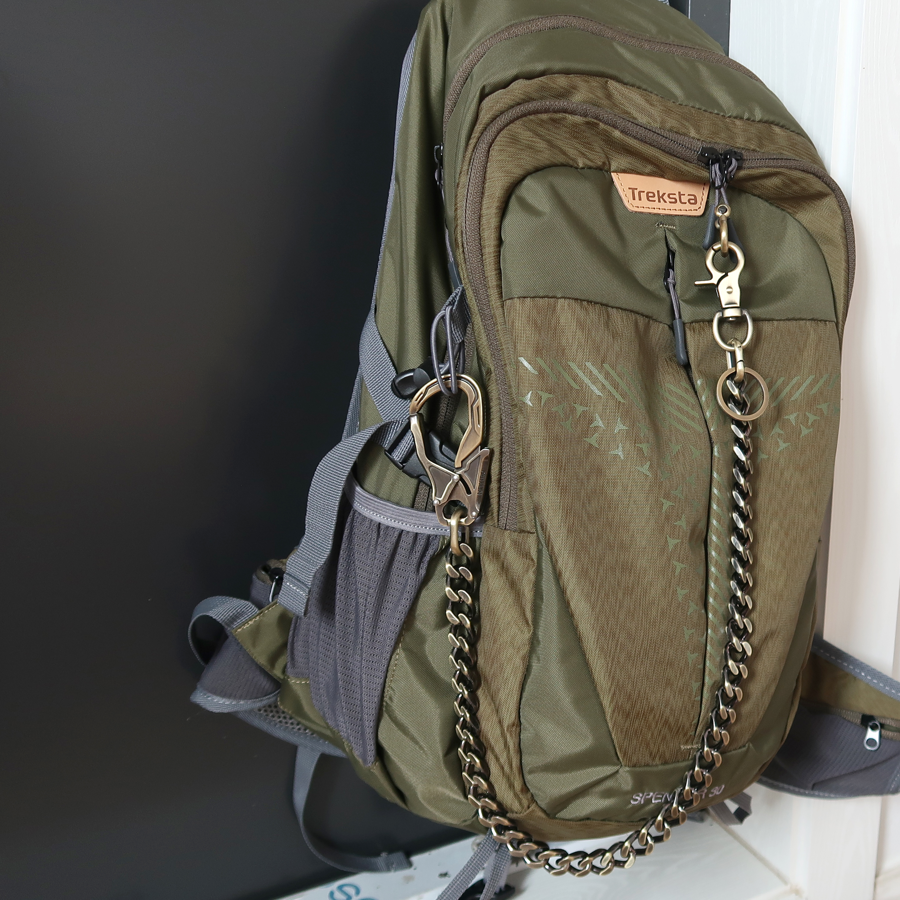 Cadena para cartera conectada a una mochila