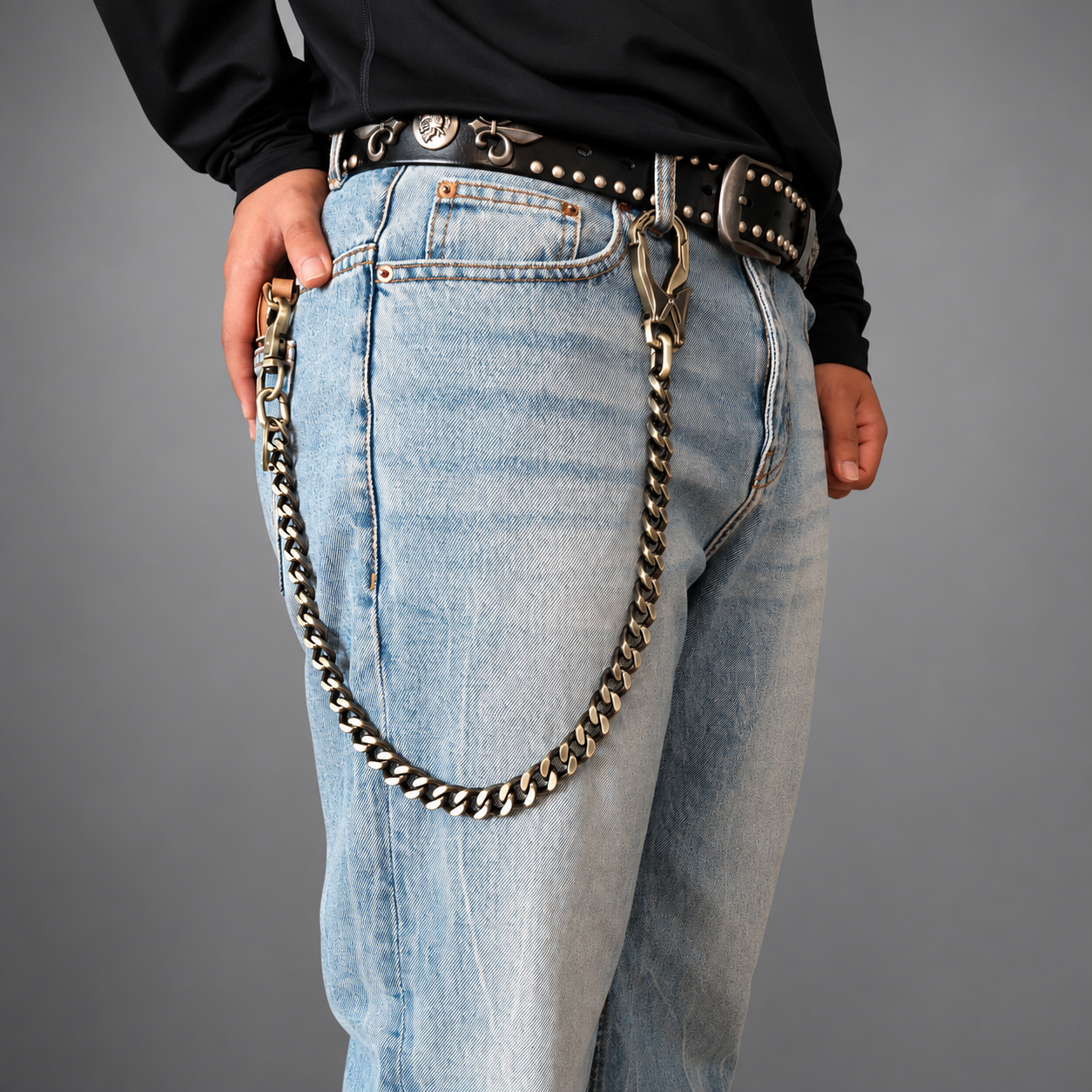Cadena para cartera NEWTRO Type B Brushed Bronze con jeans en una foto de estudio profesional
