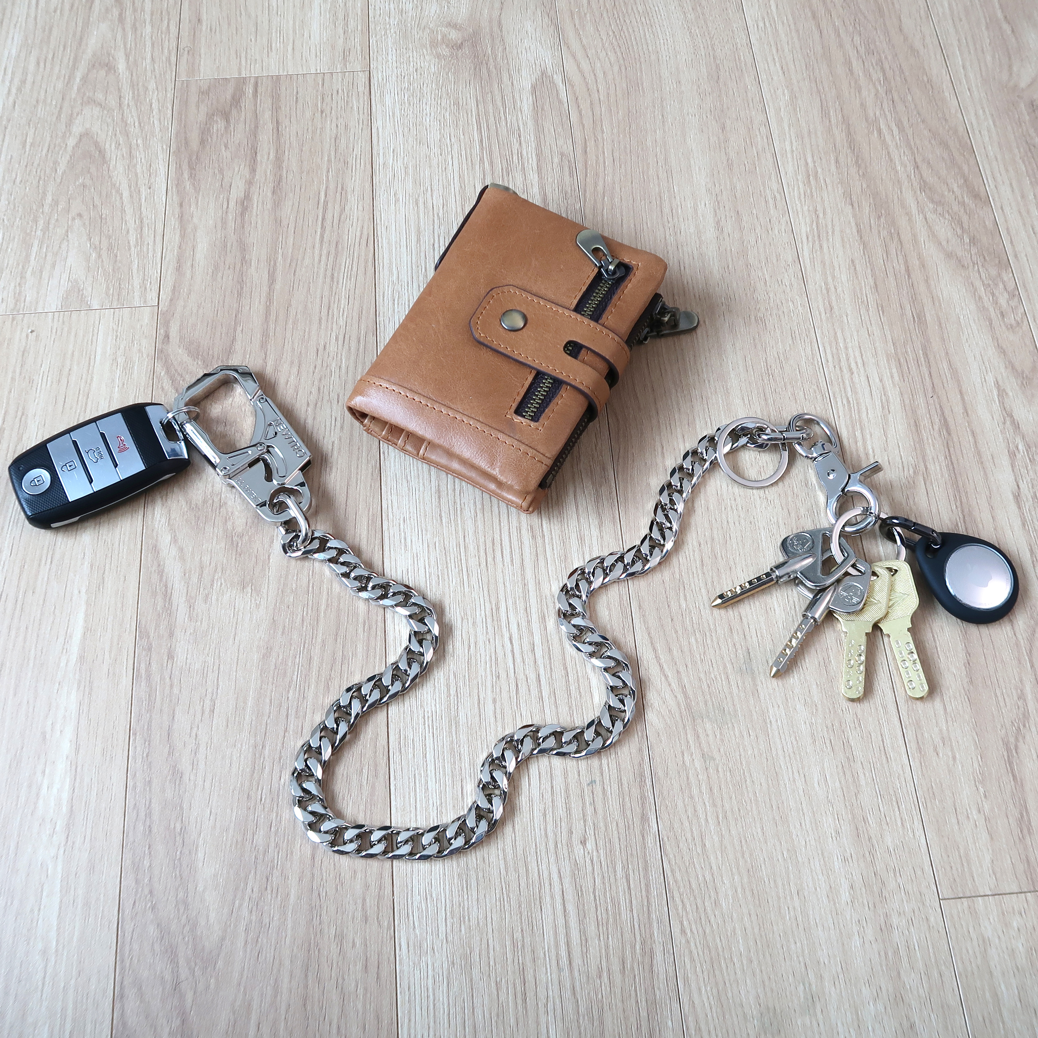 Cadena NEWTRO Silver conectada a una cartera, llaves y rastreador