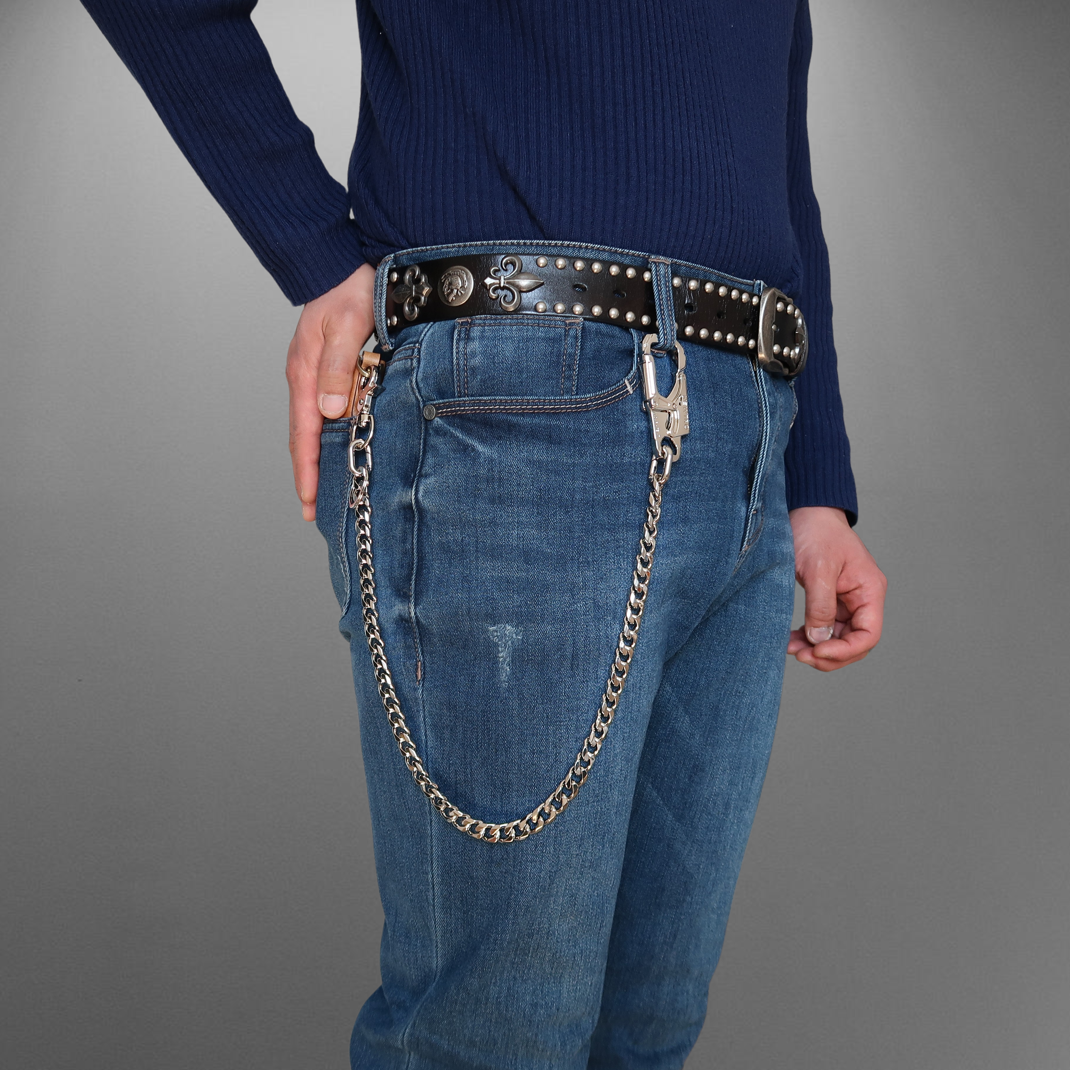 Cadena NEWTRO Silver para cartera usada con jeans en una foto estilo estudio